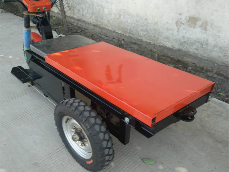 Flatbed traction tricycle