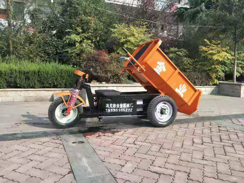 翻斗三轮车