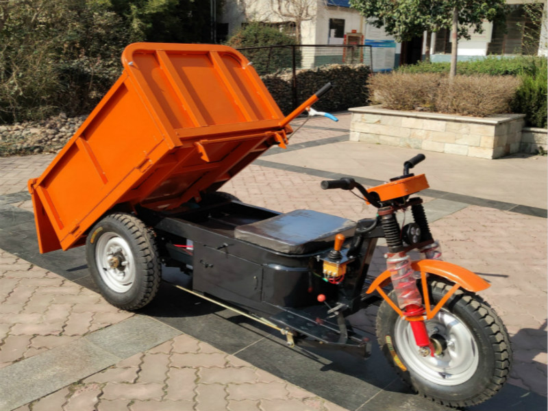 翻斗三轮车