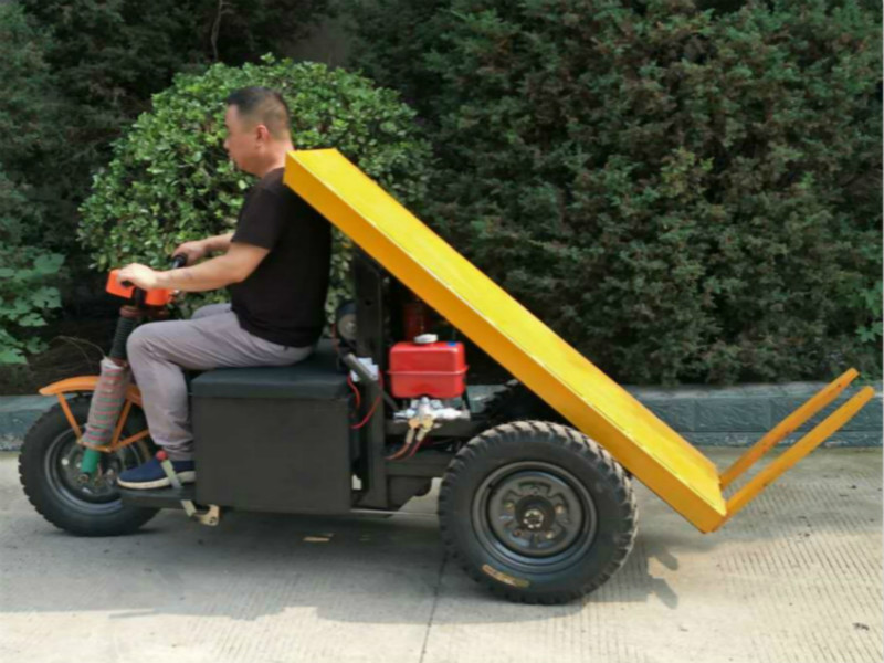 Electric self dumping brick pulling car